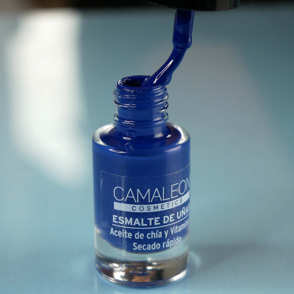 Esmalte de Uñas de Larga Duración Azul Klein de Camaleon Aplicación